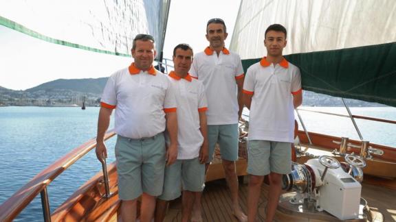 Die vierköpfige Crew der Gulet Ros Mare, bereit für den Service, an Deck des Schiffes.